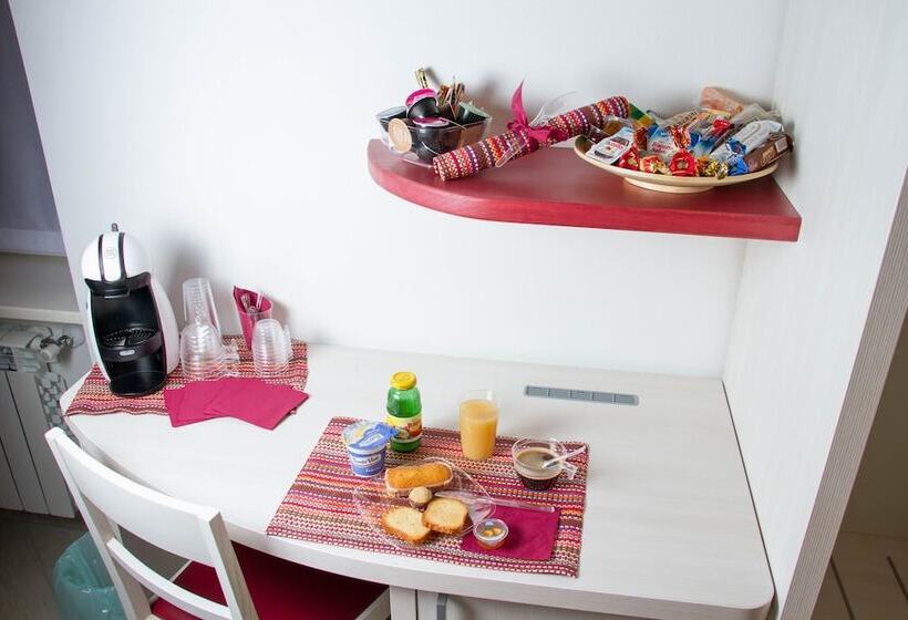 پانسیون Belsorrisovarese Elegance City Residence Private Parking  With Reservation