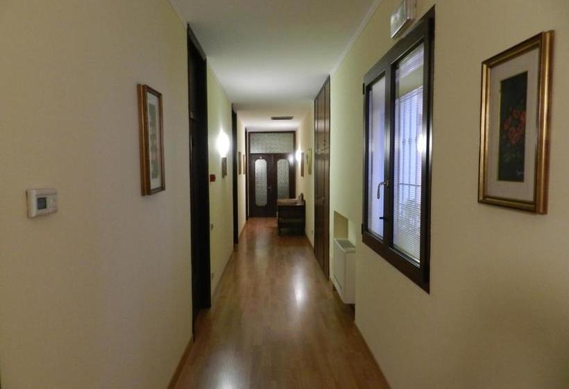 ユースホステル Locanda Trattoria Caffè Cavour