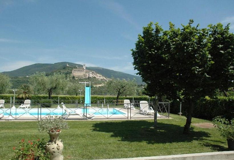 هتل Agriturismo Il Girasole Assisi