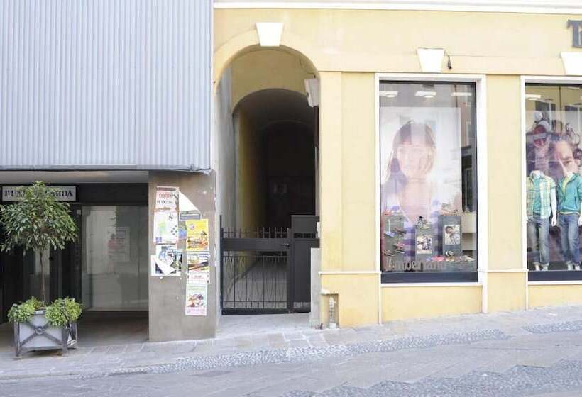 پانسیون Piazza Azuni 18 Guest House