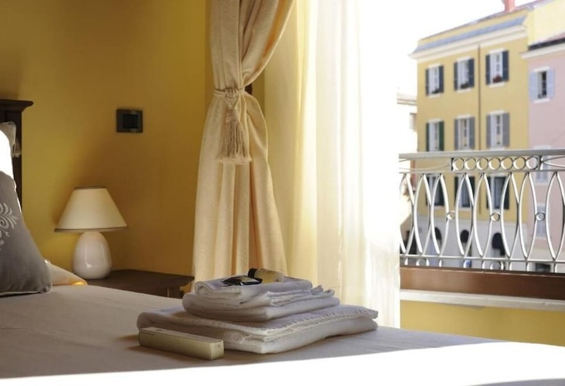پانسیون Piazza Azuni 18 Guest House