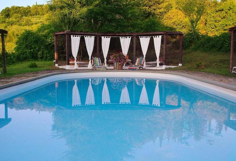 هتل La Striscia Wine Resort