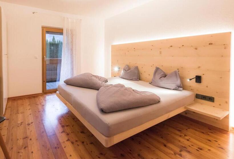 Отель Residence Garni Haus Tschenett