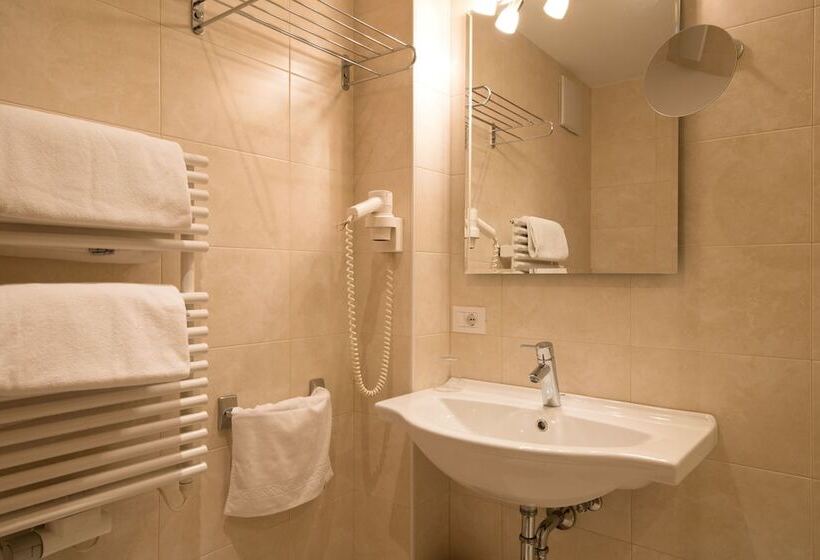 B&b La Tambra   Central With Restaurant