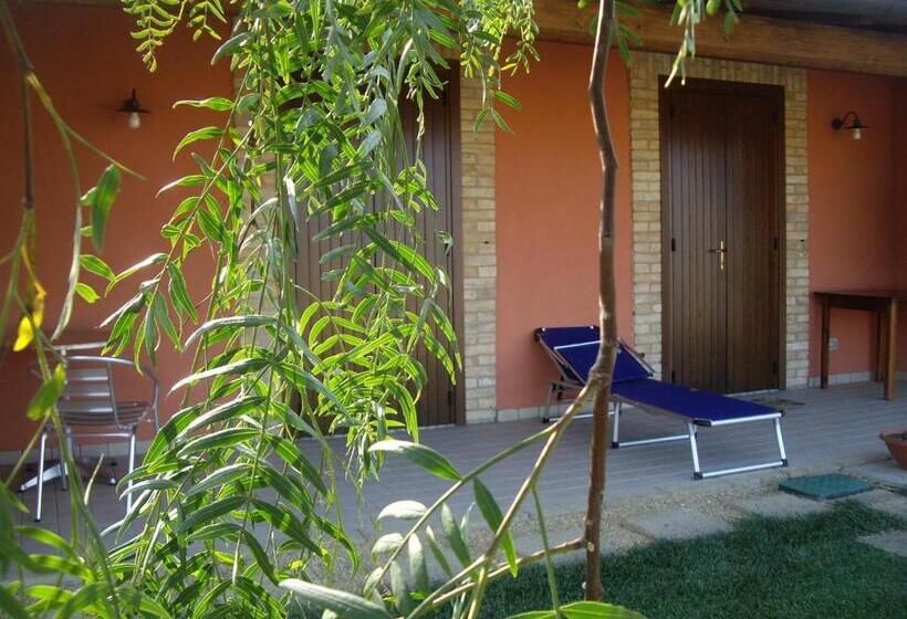 Отель Agriturismo Il Borgo Degli Ulivi