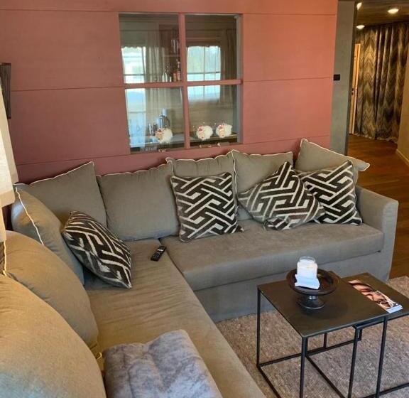 Nei Y Suredl Nevesole