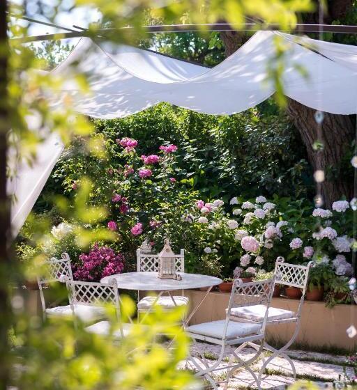 بنسيون Casina Le Conserve