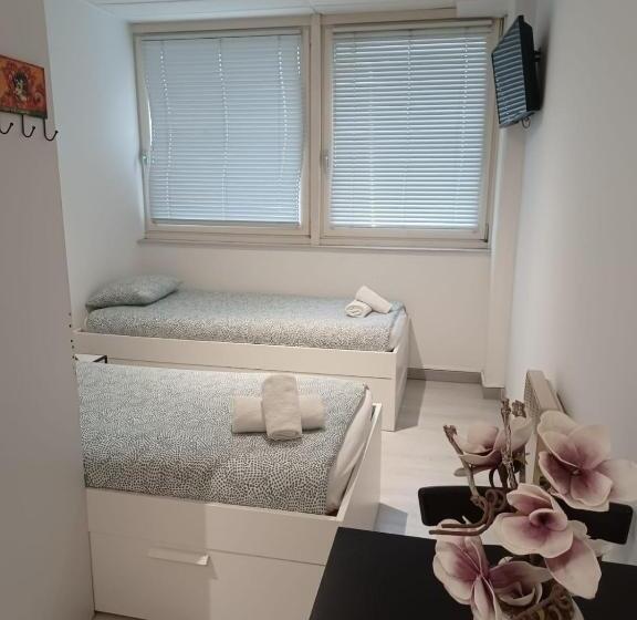 Paris Par Trains, Area, Studios Avec Salle De Bain Et Kitchenette Privées, Ou, Chambres Avec Salles