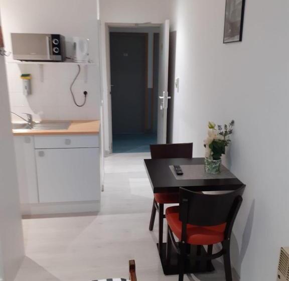 Paris Par Trains, Area, Studios Avec Salle De Bain Et Kitchenette Privées, Ou, Chambres Avec Salles