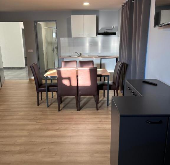 Paris Par Trains, Area, Studios Avec Salle De Bain Et Kitchenette Privées, Ou, Chambres Avec Salles