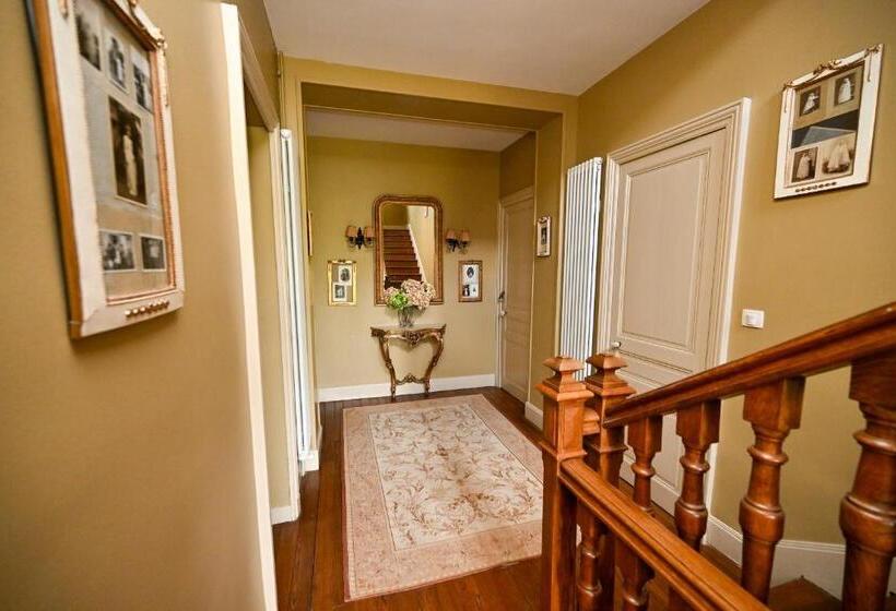 펜션 Château De La Chaix