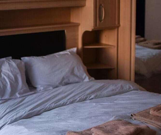 Отель The Crown And Woolpack