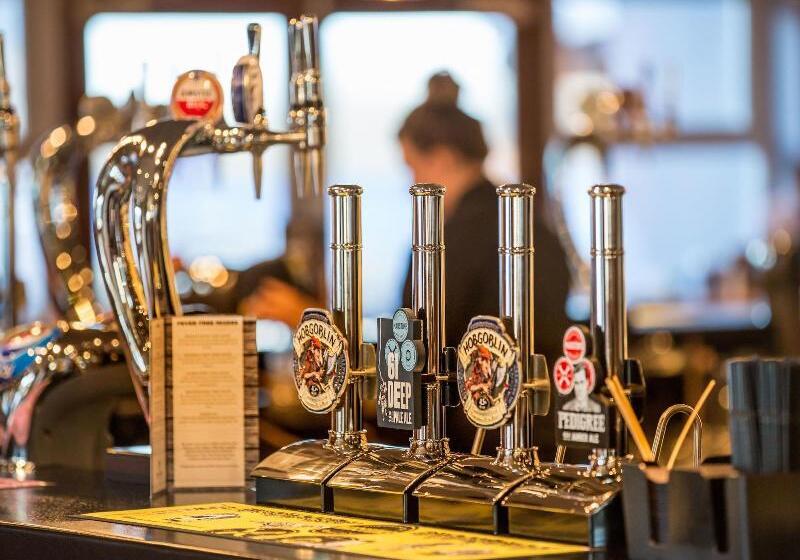 ホテル The Raven’s Cliff Lodge By Marston S Inns