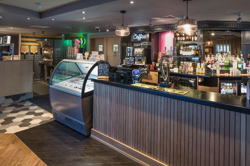 ホテル The Raven’s Cliff Lodge By Marston S Inns