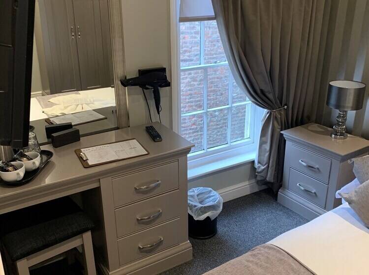 פנסיון Lil S Bar And Bistro