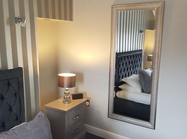 פנסיון Lil S Bar And Bistro