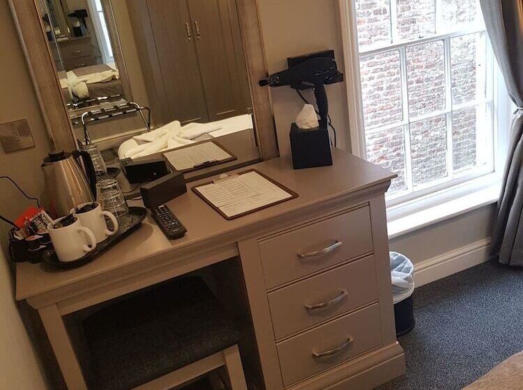 פנסיון Lil S Bar And Bistro