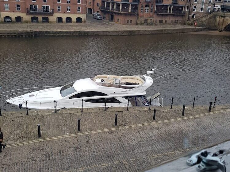 פנסיון Lil S Bar And Bistro