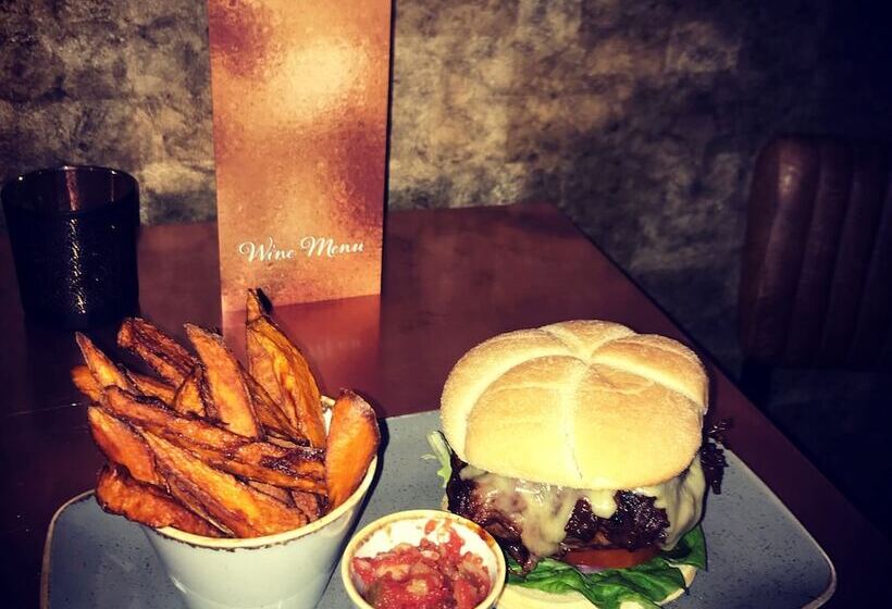 פנסיון Lil S Bar And Bistro