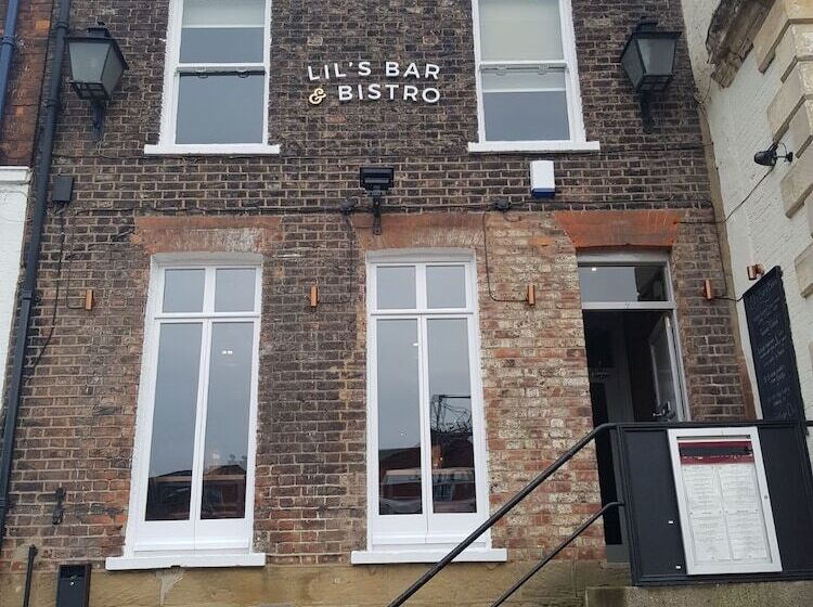 פנסיון Lil S Bar And Bistro