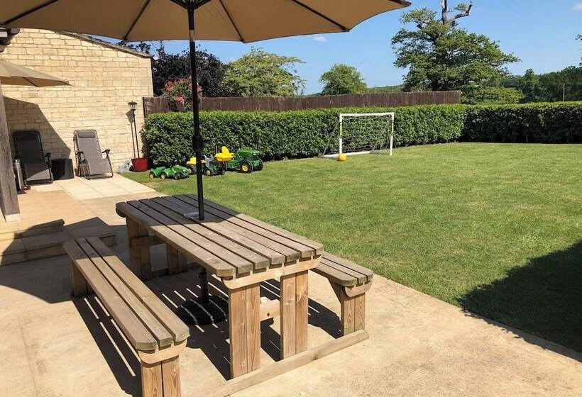 בית מלון כפרי Moo Cow Cottage Self Catering