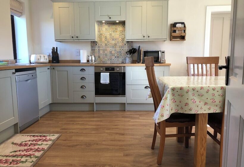 בית מלון כפרי Moo Cow Cottage Self Catering