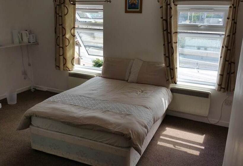 פנסיון 140 Midland Road