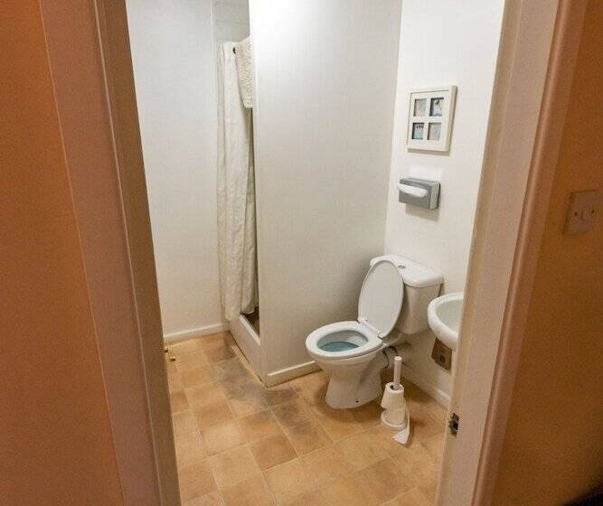 پانسیون Aarondale Guest House