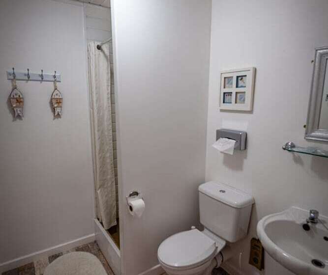 פנסיון Aarondale Guest House