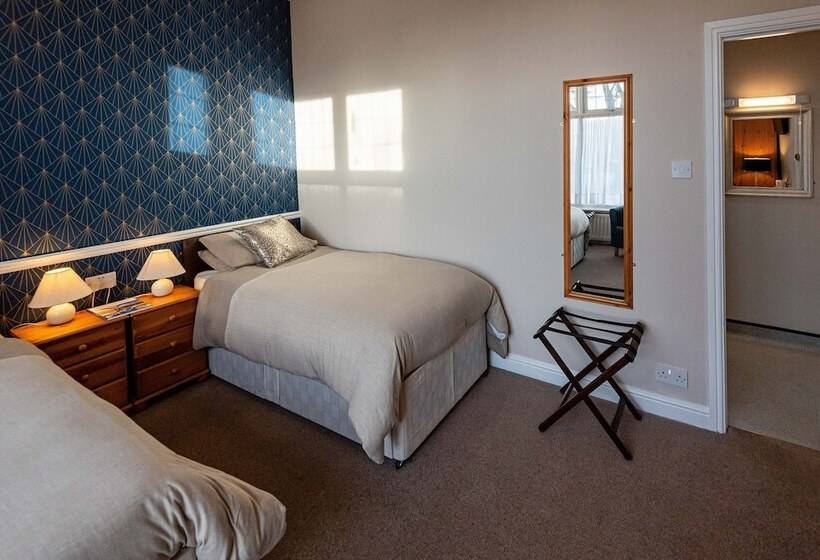 פנסיון Aarondale Guest House