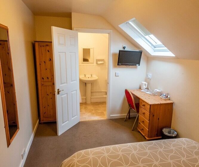 פנסיון Aarondale Guest House