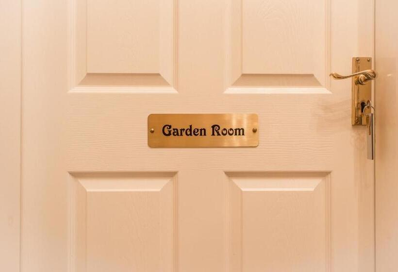 بنسيون Creston Villa Guest House