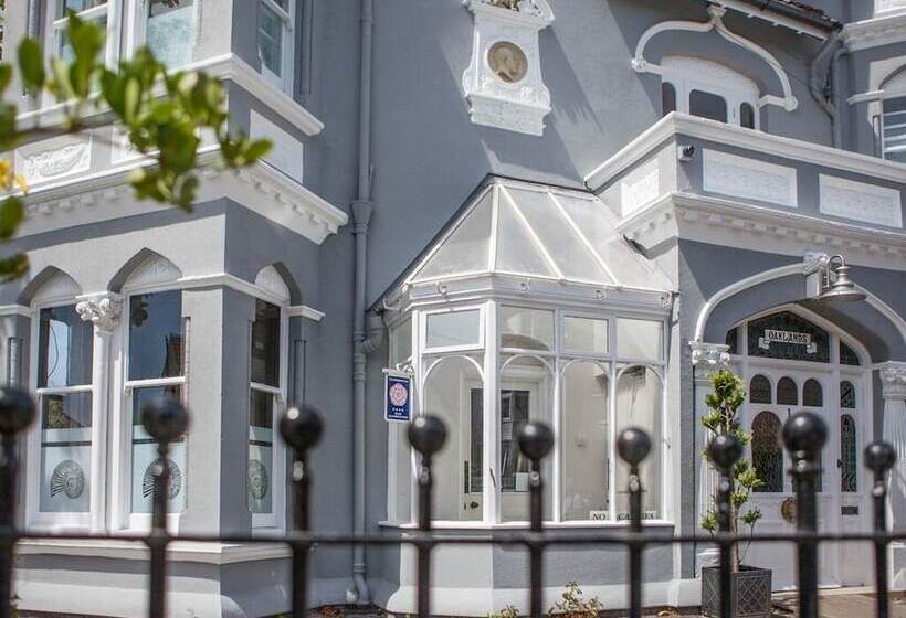 פנסיון Oaklands Guest House