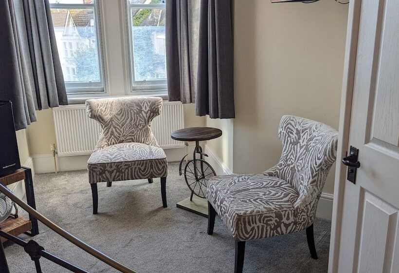 פנסיון Oaklands Guest House