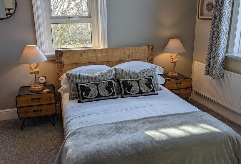 פנסיון Oaklands Guest House