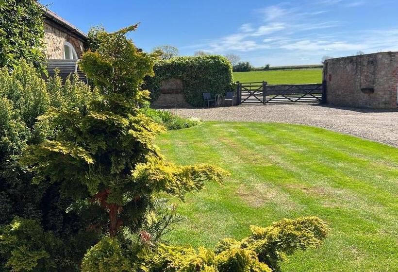 بنسيون The Garden Suites At Snape Castle Mews