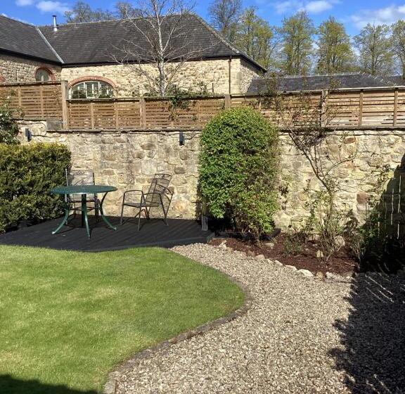 بنسيون The Garden Suites At Snape Castle Mews