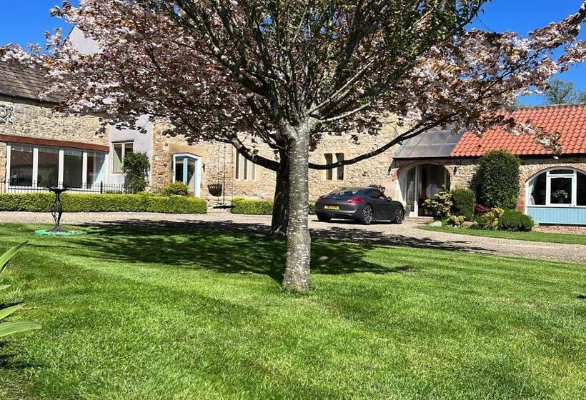 بنسيون The Garden Suites At Snape Castle Mews