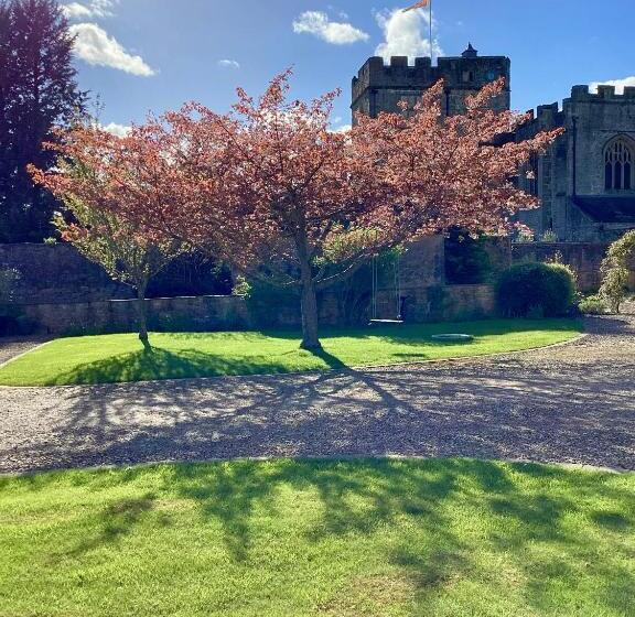 بنسيون The Garden Suites At Snape Castle Mews