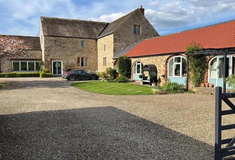 بنسيون The Garden Suites At Snape Castle Mews