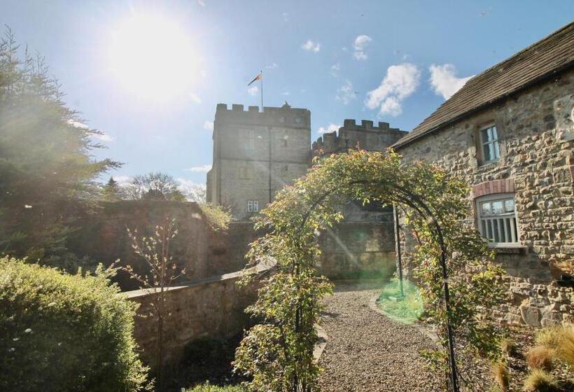 بنسيون The Garden Suites At Snape Castle Mews