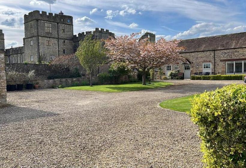 بنسيون The Garden Suites At Snape Castle Mews