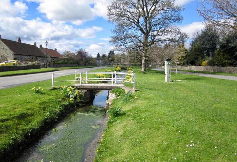 بنسيون The Garden Suites At Snape Castle Mews