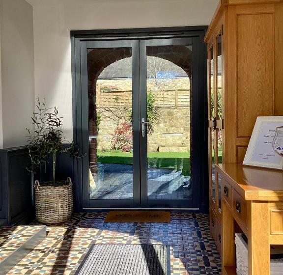 بنسيون The Garden Suites At Snape Castle Mews