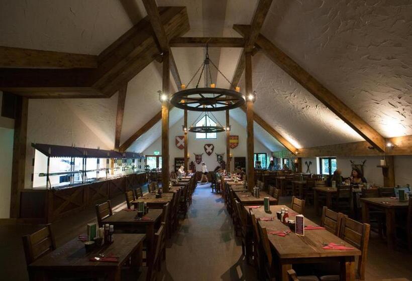 استراحتگاه Warwick Castle Hotel & Knight S Village