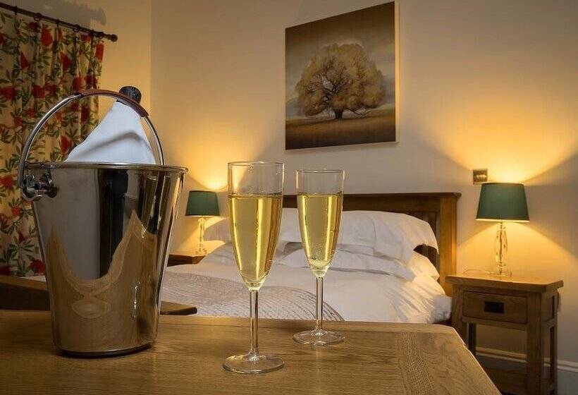 Общежитие The Horseshoe Country Inn