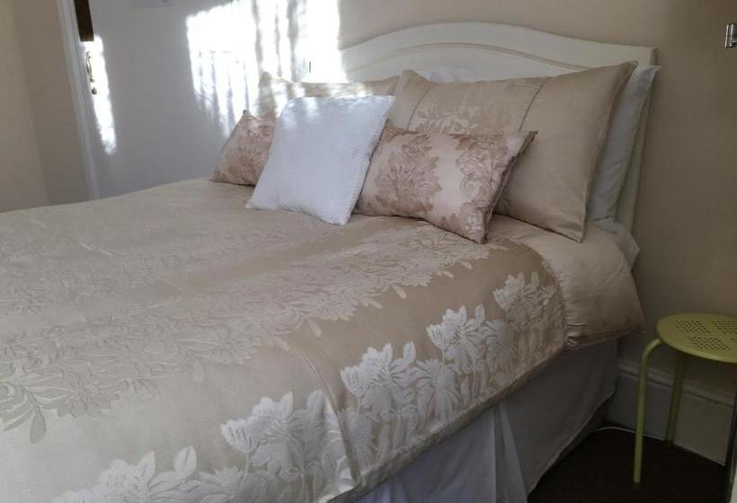 پانسیون Caris Guest House