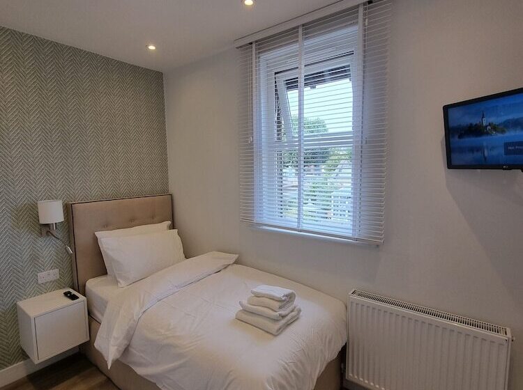 ペンション Cg London