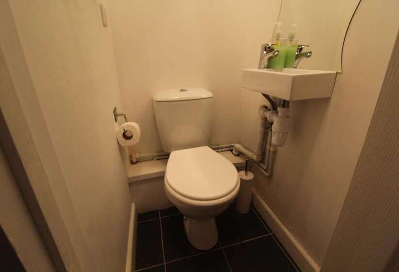 פנסיון Shirebrook House