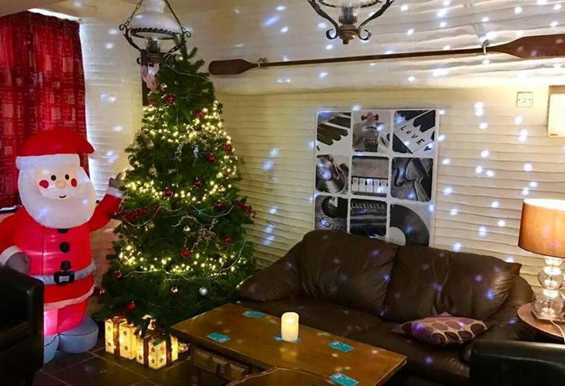 הוסטל Jolly Sailor Inn